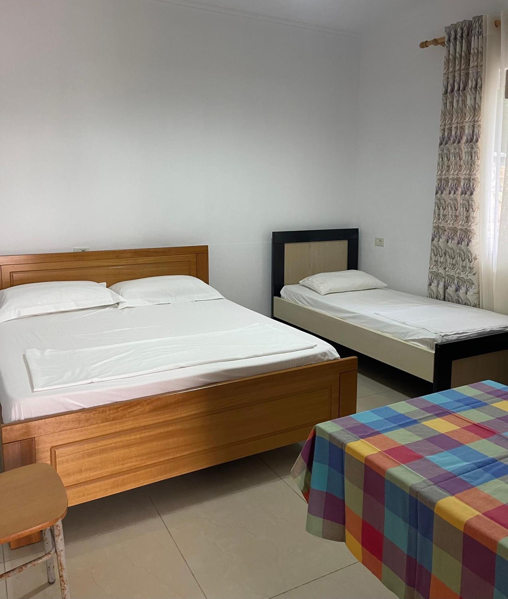 Guest House Lionel Durres Exterior photo